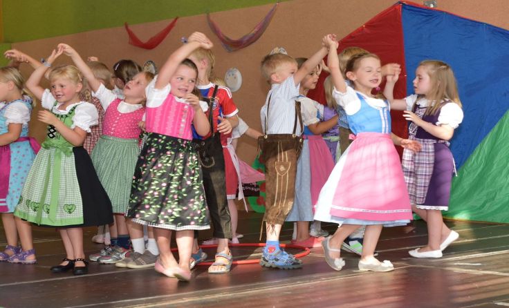 Beim Sommerfest waren sie die Stars: die Enzenkirchner Kindergartenkinder.