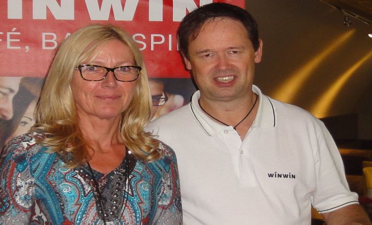 Christian Treiblmayr überreicht Obfrau Regina Siegl den Scheck.