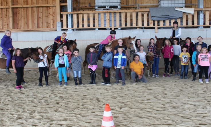 Die Kinder erlernten den richtigen Umgang mit den großen Vierbeinern.