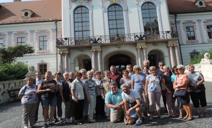 Die Reisenden vor dem Schloss in Gödöllö