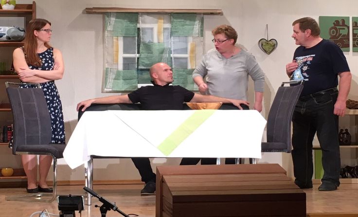 Fleißig proben die Raaber Schauspieler für ihren großen Auftritt. Foto: Theatergruppe Raab