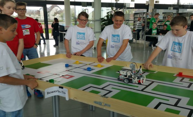 Am Bewertungstisch nehmen die Schüler ihren Lego-Roboter genau unter die Lupe.