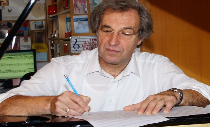 Gunter Waldek beim Arbeiten am Klavier Foto: Manfred Dipolt