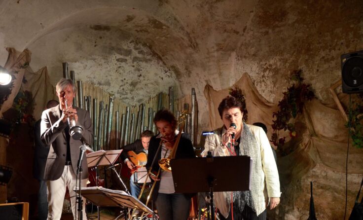 Ulli Seewald (rechts) singt für ihr Publikum.
