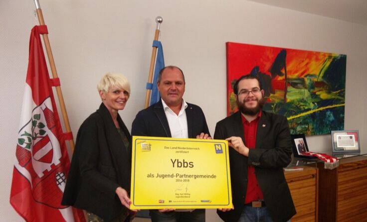 Stadträtin Ulrike Schachner, Bürgermeister Alois Schroll, Jugendgemeinderat Dominic Schlatter