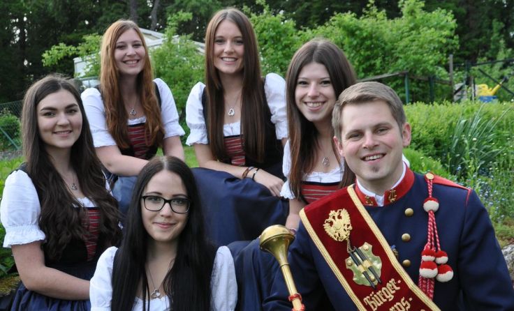 Die Bürgerkorpskapelle Windhaag bei Perg spielt den Frühschoppen beim Schlossfest in Erla.