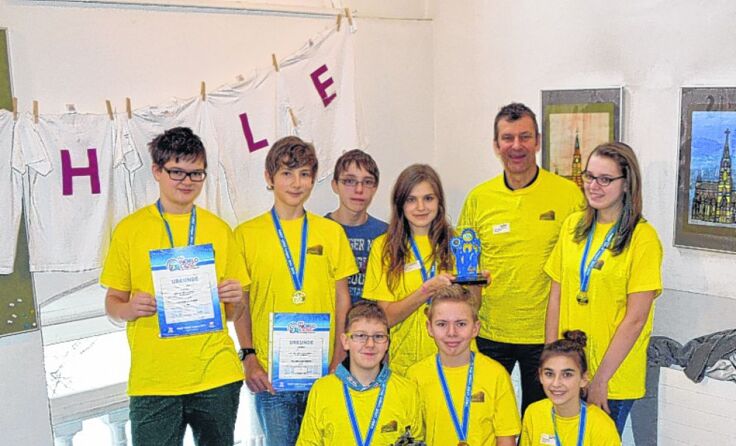 Die Schülergruppe der 4c holte sich den ersten Platz bei der First Lego League.