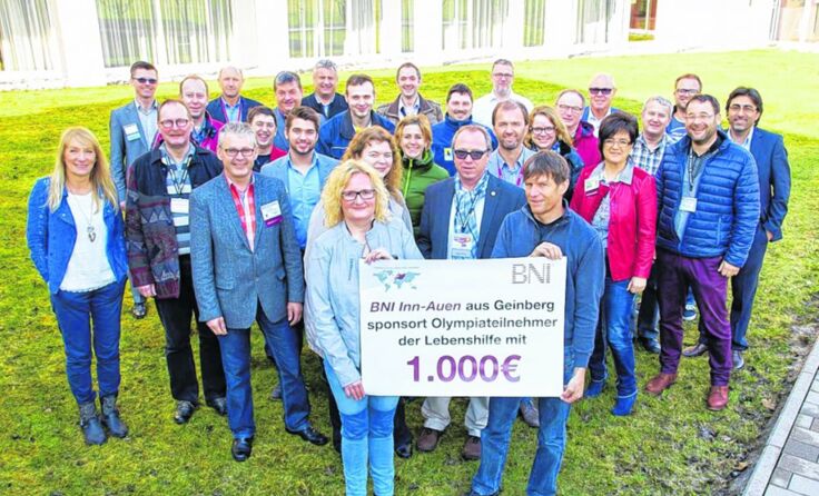 Die Mitglieder von BNI Inn-Auen mit dem Scheck