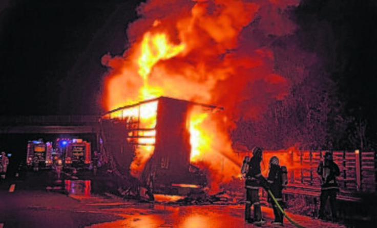 Der Lkw brannte lichterloh. Foto: FF Ried
