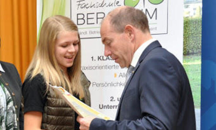 Landesrat Max Hiegelsberger überreicht Kathrin Tiefenthaler den Preis.