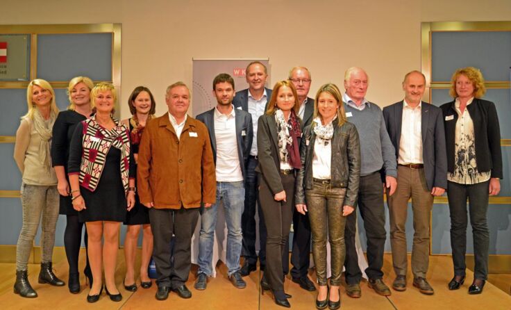 Frau in der Wirtschaft mit den Diskutanten nach der Veranstaltung Foto: WKO Ried