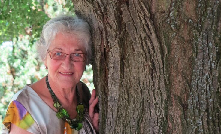 Hedwig Enghuber stellt ihren neuen Lyrikband „Ursprungsland“ vor.