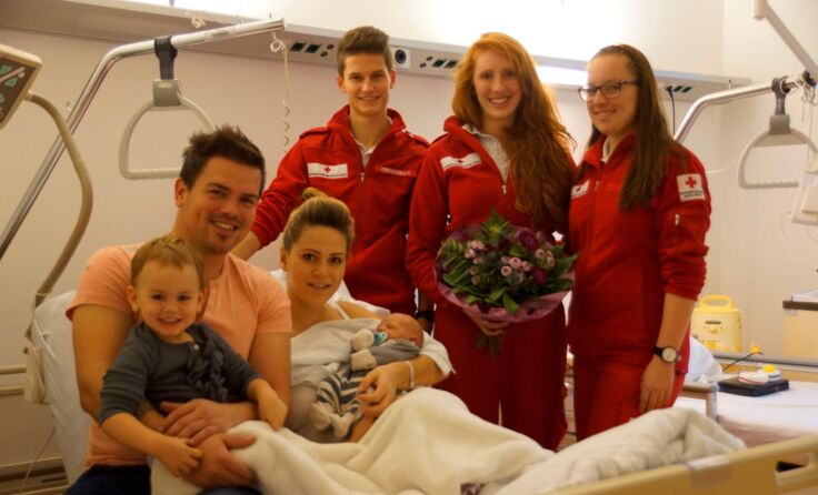 Das Rotkreuz-Team besucht die Familie auf der Station im Krankenhaus Ried. Foto: Rotes Kreuz