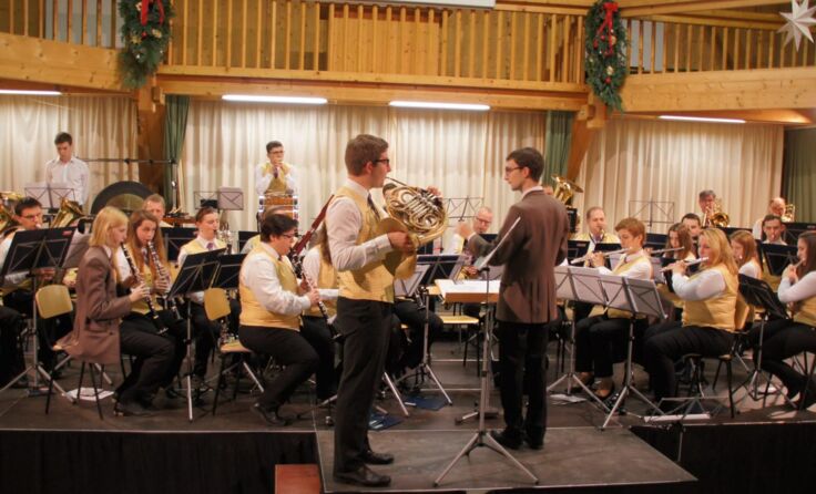 Gregor Hacker spielt ein Solo auf dem Horn.
