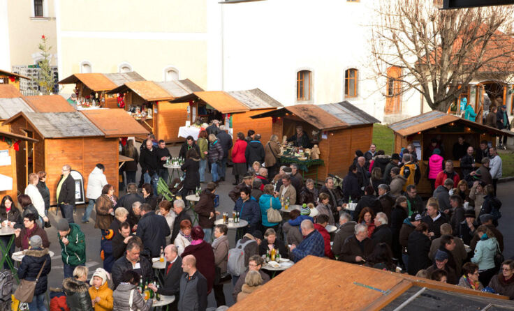 Auch letztes Jahr gustierten die Besucher im Innenhof der Brauerei. Foto: Brauerei Ried