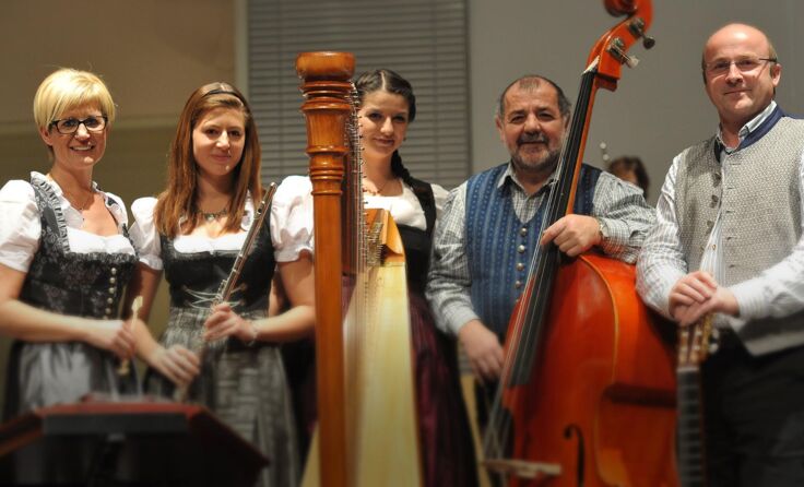 Die Aushäusler Musi lädt am Sonntag, 13. Dezember, in die Klosterkirche ein.