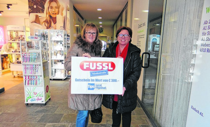 V. r.: Tips-Redakteurin Rosina Pixner übergibt die 300 Euro an Maria Spießberger.