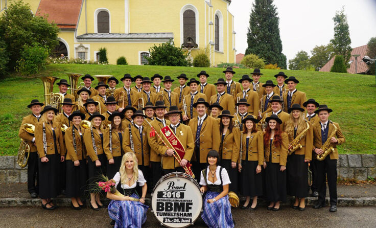 Die Musikkapelle Tumeltsham besteht aus 51 Musikern und zwei Marketenderinnen.