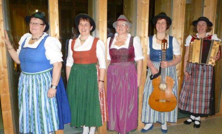 Die Kübelspeckdirndl werden die Besucher mit ihren lustigen Liedern begeistern.