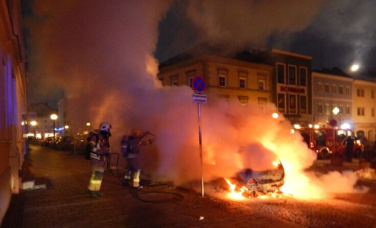 Die Feuerwehrmänner löschen einen Autobrand am Kirchenplatz. Fotos: FF Ried