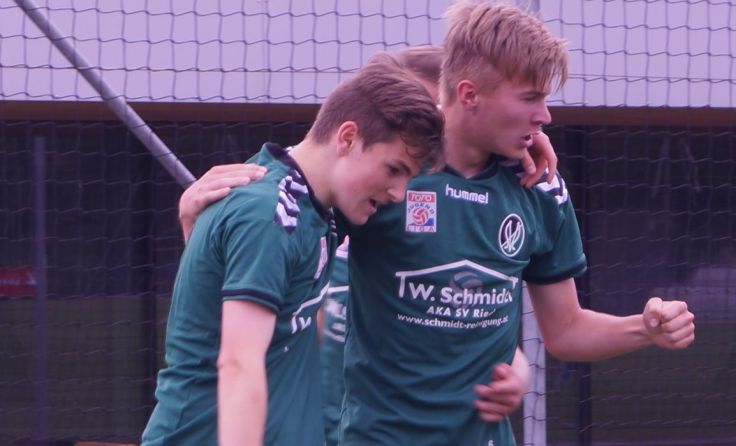 Die Torschützen Michael Streif (1) und Lukas Schlosser (2) von der U16 Foto: AKA
