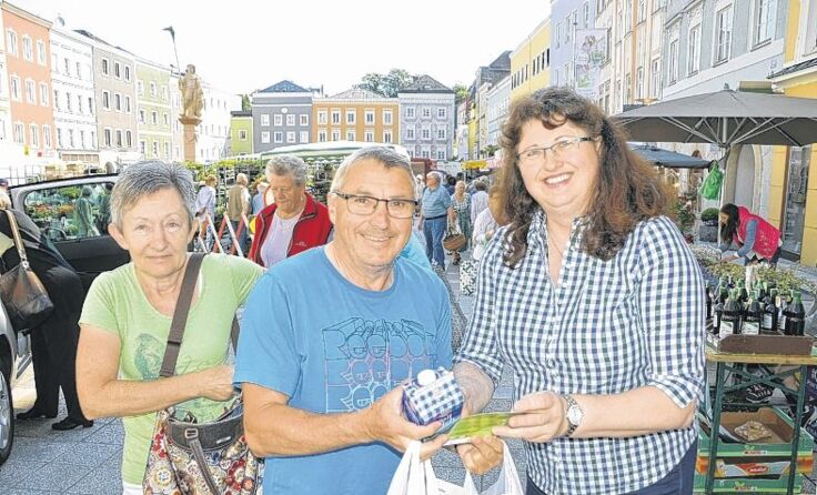 Ortsbäuerin Gerlinde Murauer im Gespräch mit Konsumenten beim Aktionstag am Hauptplatz