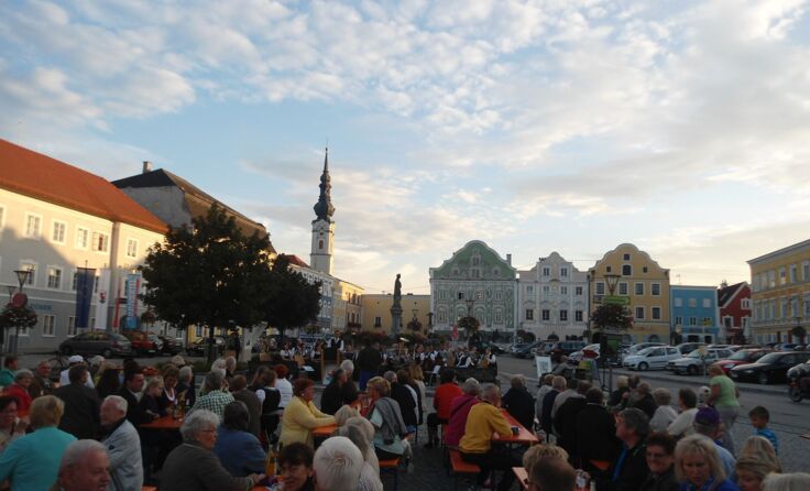 Die Besucher genießen das Flair am Marktplatz.