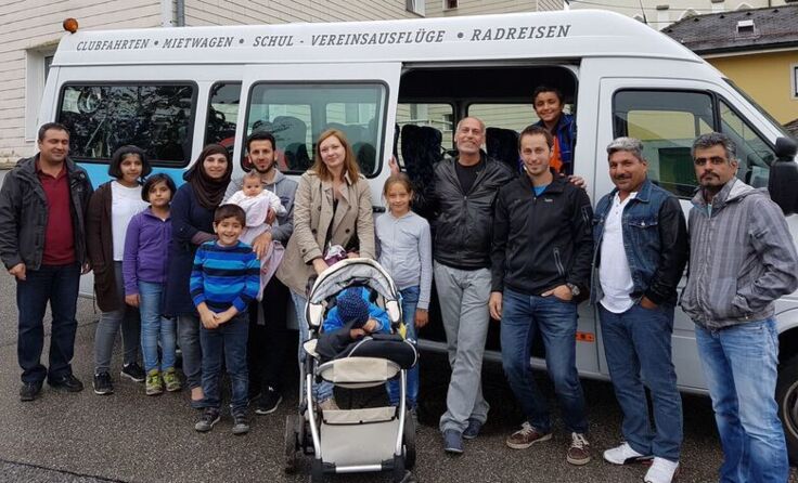 Die Familien kurz vor ihrer Abfahrt in den Zoo.