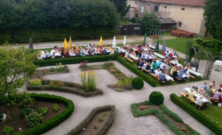 Die Besucher genießen das Ambiente im Burgareal.