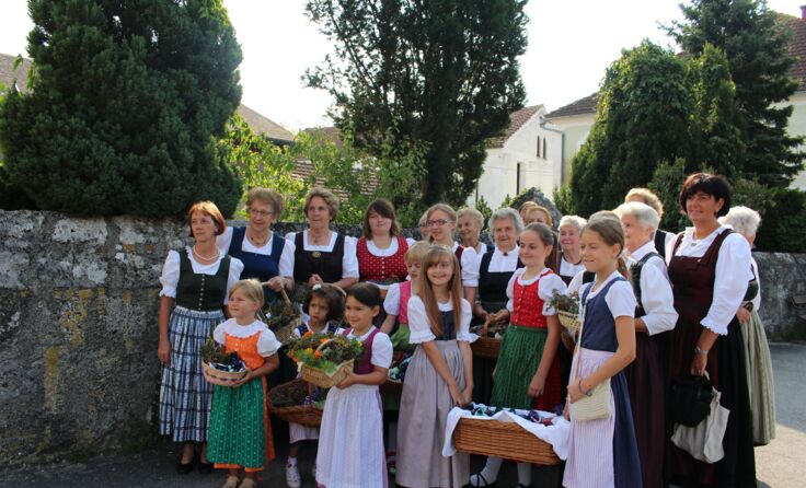 Die Goldhaubenfrauen bei der Kräuterweihe