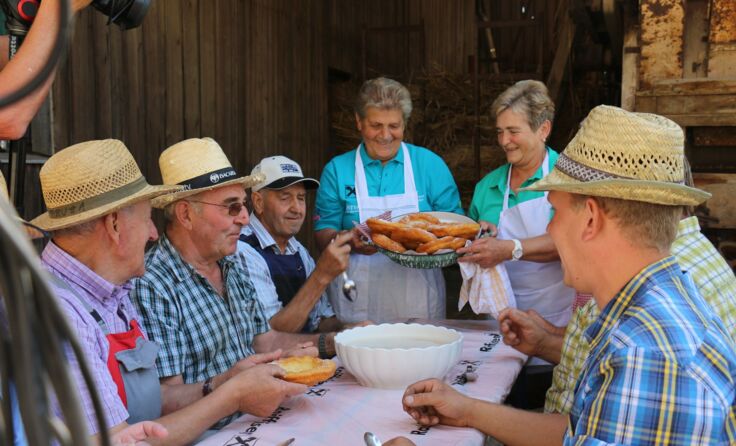 Die Frauen servierten bodenständige Köstlichkeiten.