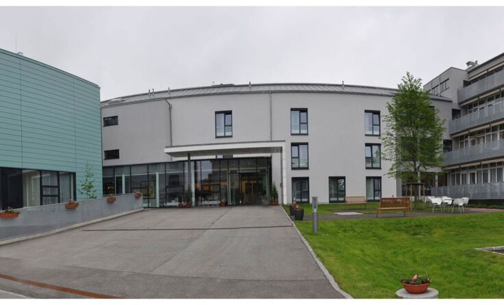 Das Bezirksalten- und Pflegeheim Ried 1 lädt zum Tag der offenen Tür ein. Foto: Bertich