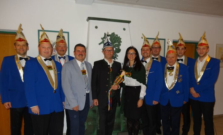 Die Faschingsgilde Eberschwang entmachtet Bürgermeister Josef Bleckenwegner. Fotos: FGE