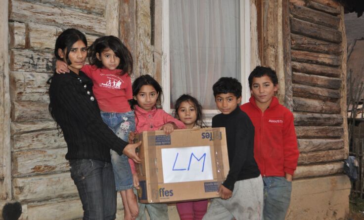 Die Familie freut sich über ein Lebensmittelpaket. Foto: ora