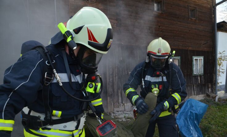 Die Feuerwehrmänner üben für den Ernstfall.