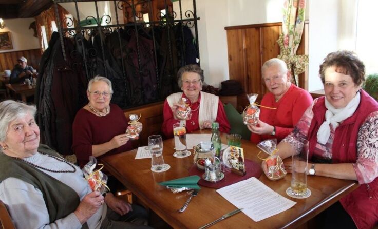 Einige Seniorenbundmitglieder mit dem „Goldenen Heißl“
