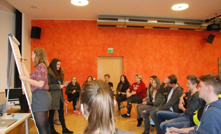 Die Klassensprecher beim Netzwerken in der Landesmusikschule.