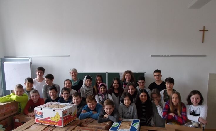Die Schüler und Lehrer haben Freude an den vielen Paketen. Foto: NMS 2