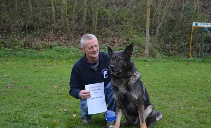 Christian Fritz mit seinem Schäferrüden Odin vom Trauntor