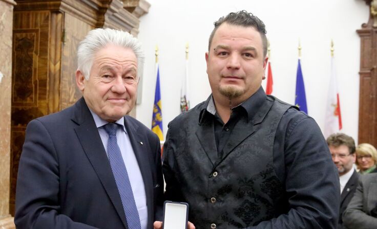 Landeshauptmann Josef Pühringer übergibt Manfred Zöpfl die Auszeichnung. Foto: Land OÖ/Kraml