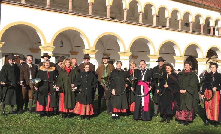 Probst Markus Grasl (5. v. r.) mit den bayerischen Jagdhornbläsern im Stiftshof.