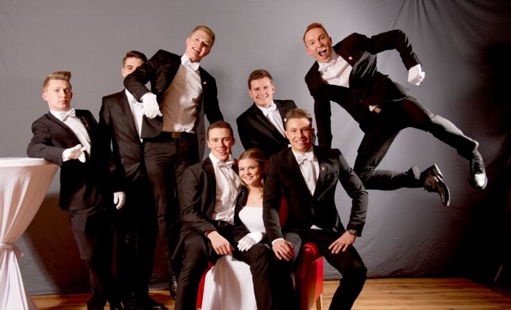 Die Burschen haben sich für den Ballabend fein herausgeputzt.