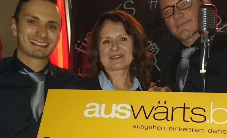 Maria Wageneder nimmt den Spendenscheck von Stefan Jetzinger und Manfred Rumpl entgegen.