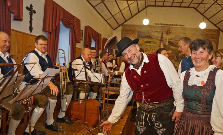 Die Musiker nehmen gerne Spenden entgegen. Fotos: Litzlbauer