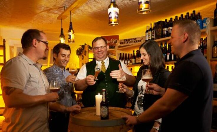 In gemütlicher Atmosphäre werden verschiedene Biersorten verkostet. Foto: Biergasthof Riedberg