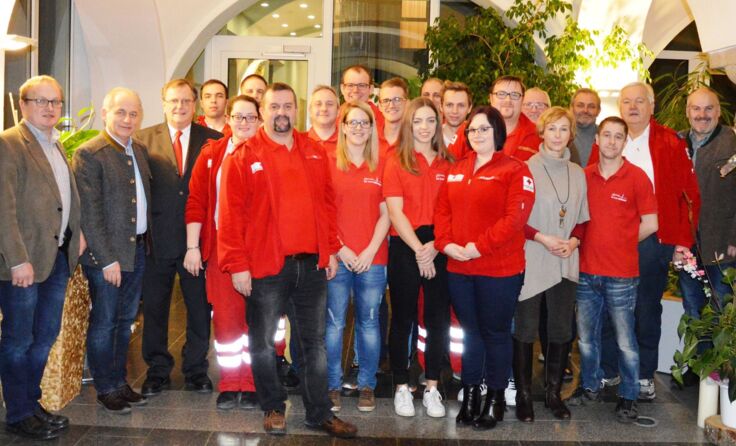 Rot-Kreuz-Mitarbeiter und Ehrengäste bei der Jahresabschlussfeier Foto: Rotes Kreuz/Ortsstelle Ried