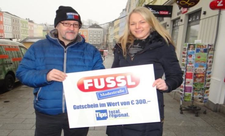Tips-Redakteur Walter Horn übergibt den Gutschein am Maria Magdalena Rumpl.