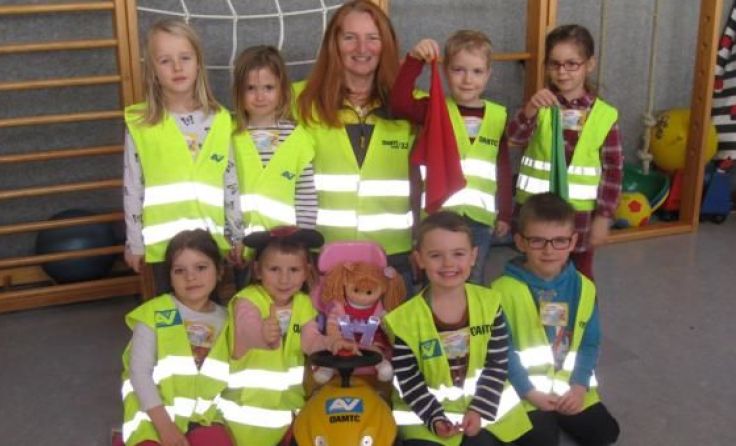 Die Kinder sind mit den Warnwesten für den Straßenverkehr gut ausgerüstet. Foto: ÖAMTC
