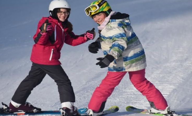 Die Kinder haben viel Spaß im Schnee.