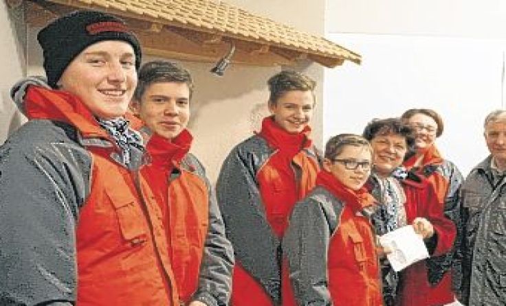 Die Jungfeuerwehr bei der Scheckübergabe